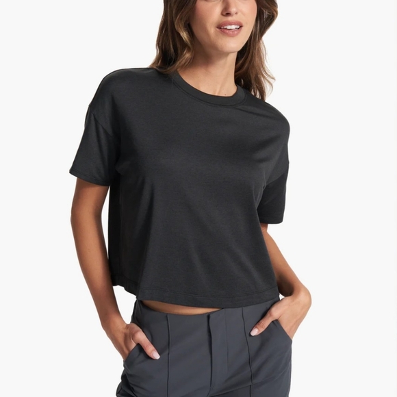 Vuori Tops - NWT VUORI Women's ENERGY TEE
